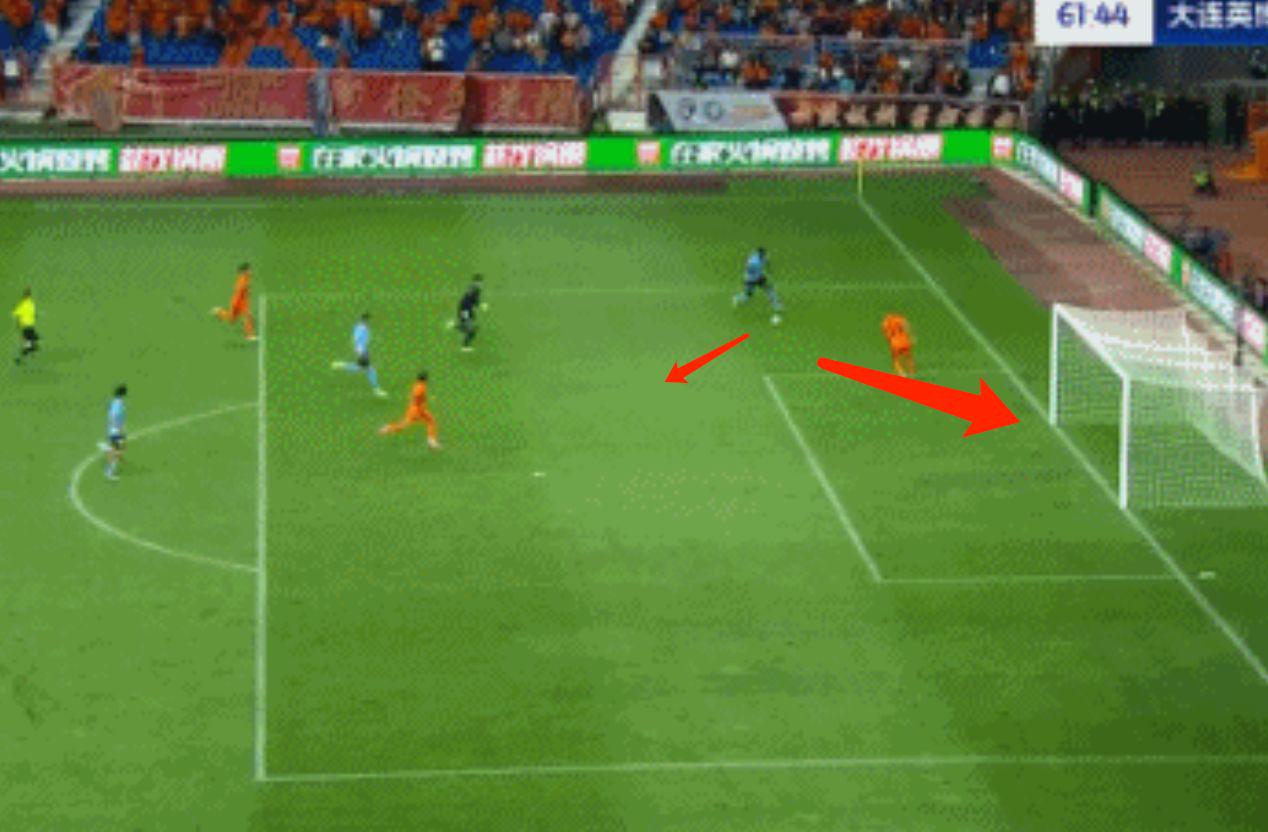 镇出现巨大, 他在门前停